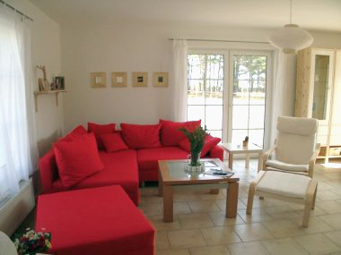 Wohnzimmer des Ferienhauses mit Sitzecke und Fußbodenheizung