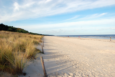 Breiter Sandstrand nur 30 m vom Ferienhaus