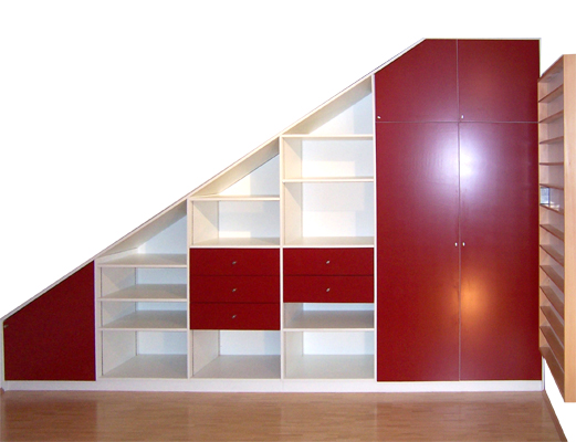 Maßgefertigter Einbauschrank unter einer Dachschräge von Modeliusbau
